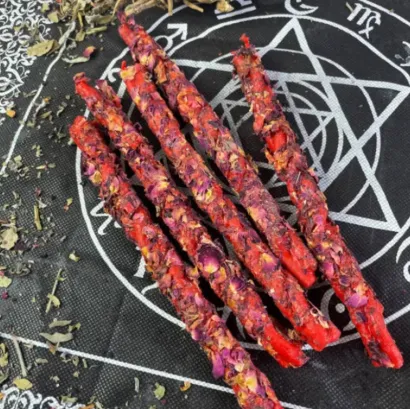 Свічка-скрутка з травами для залучення кохання