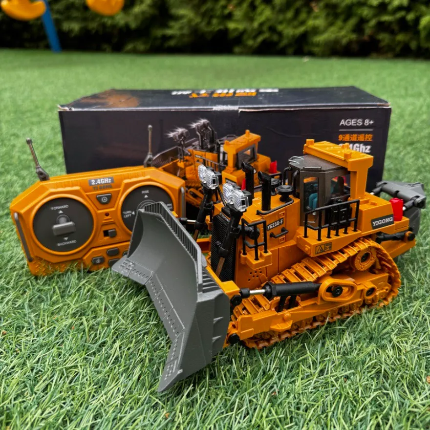 Спецтехніка на пульту керування. Бульдозер