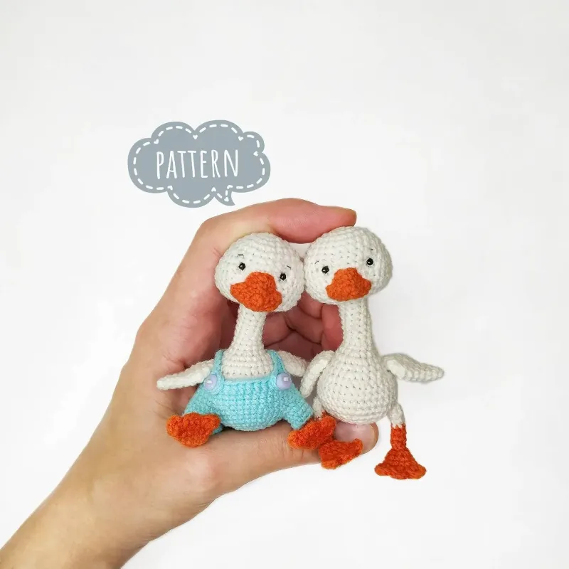 Crochet goose pattern in English (about 8 cm)